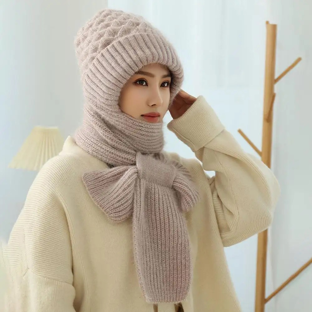 The cap has a scarf sewn into it, which prevents cold air from passing through!