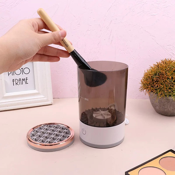 Make sure your make-up brushes are clean and hygienic!