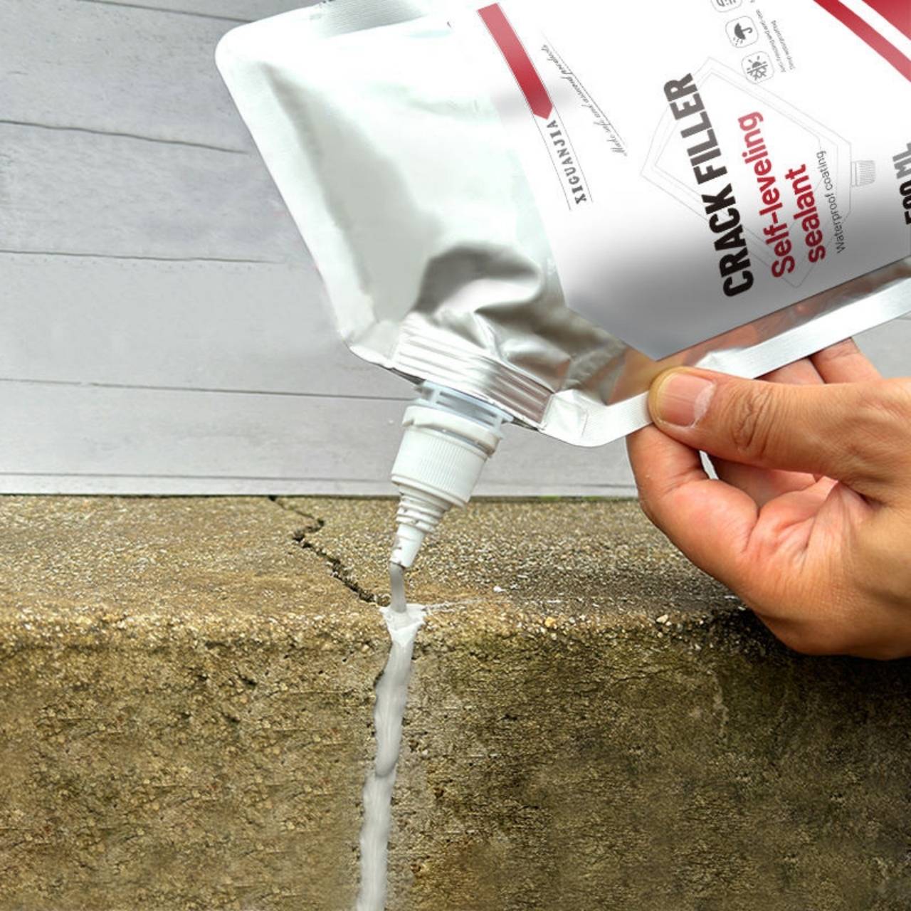 The application process is extremely simple: clean the surface, open the packaging, apply the adhesive and let it dry. A tool-free and stress-free repair.