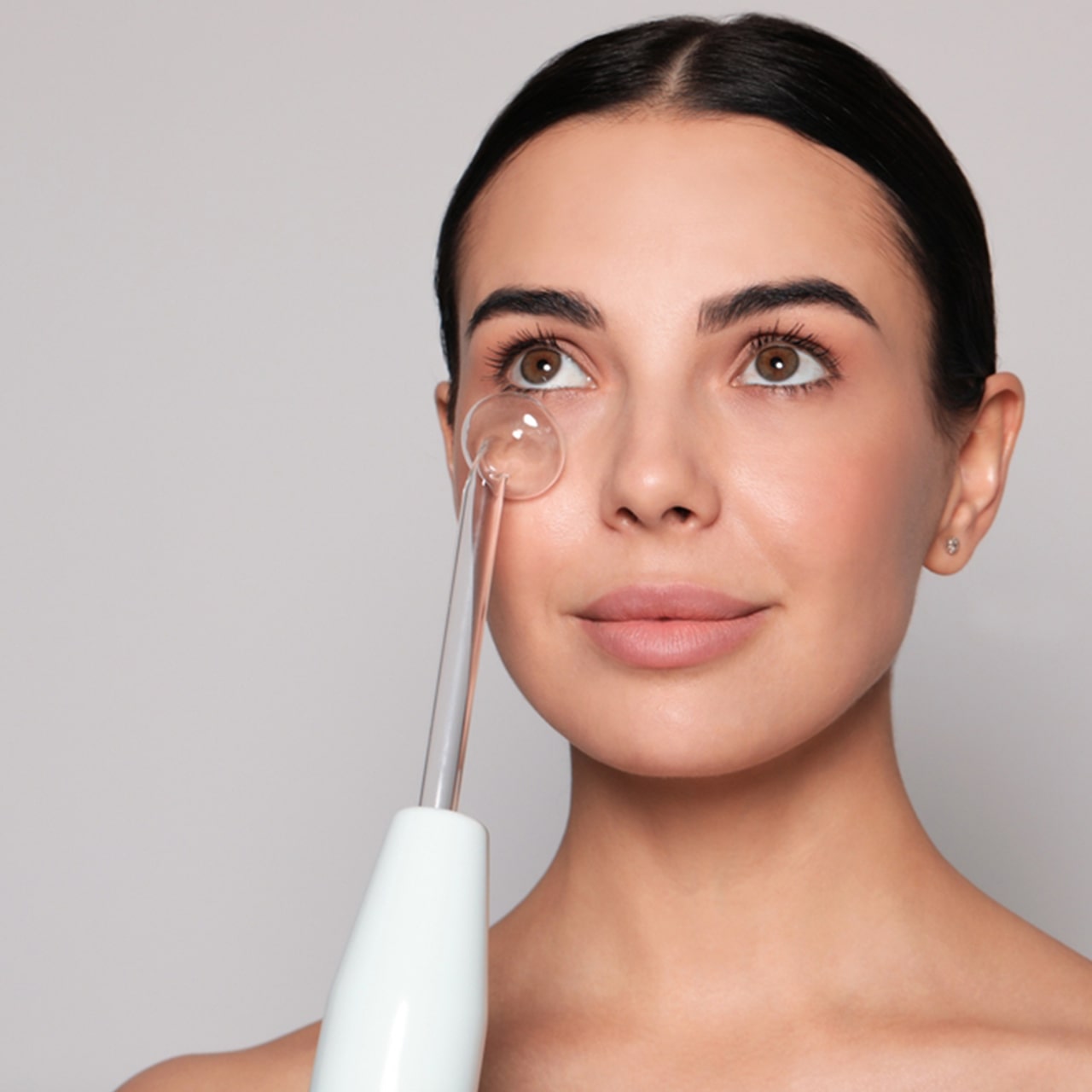 This professional device with 4 different attachments helps to eliminate acne, improve scalp circulation and make skin smoother!