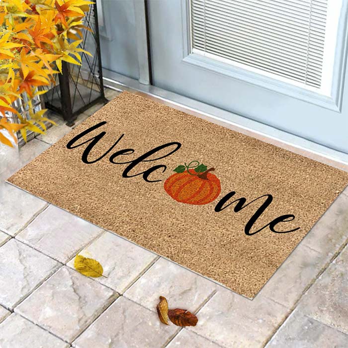The natural-coloured carpet has a cute welcome sign and an orange pumpkin motif!