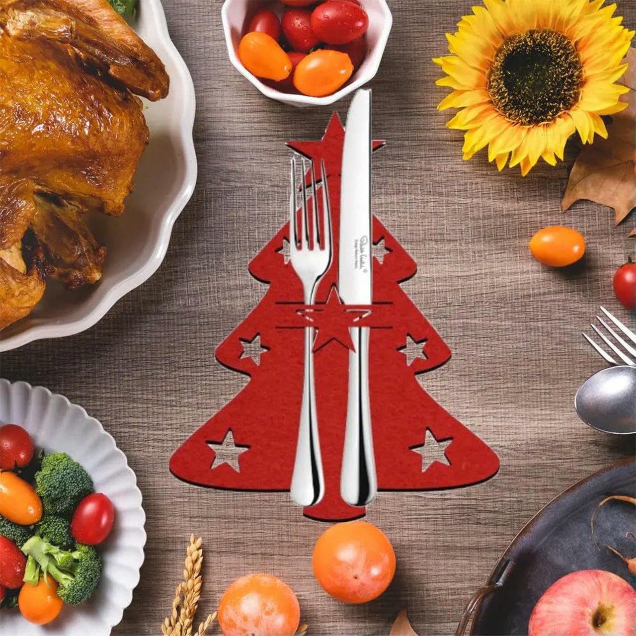 12-piece Christmas cutlery set in the shape of a Christmas tree.