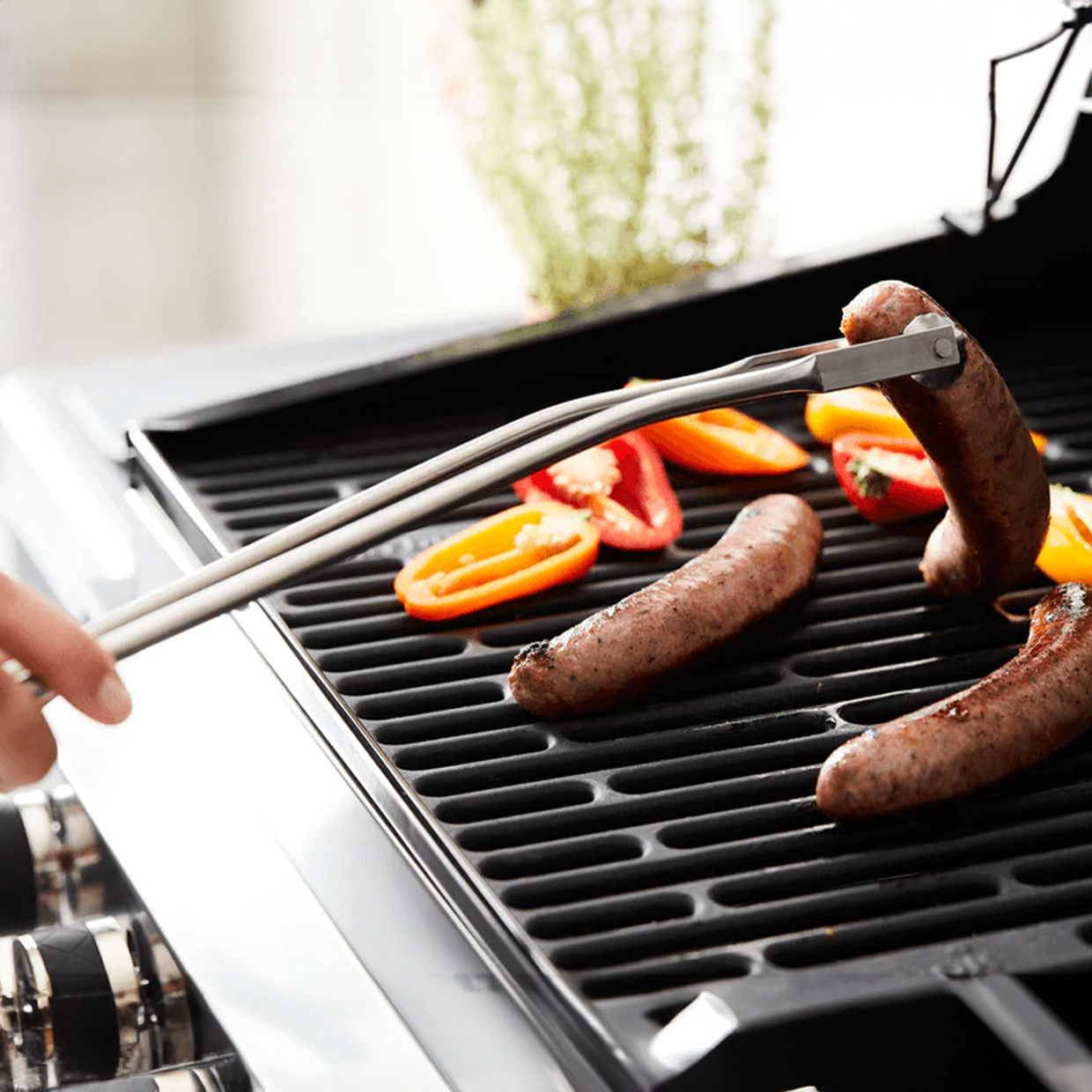 FlipBBQ, a gadget for turning meat and vegetables on the grill