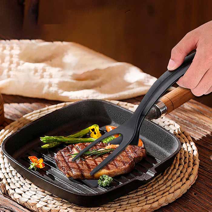 A kitchen spatula and a tongs in one!