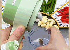 Perfect food texture with 2 sharp blades