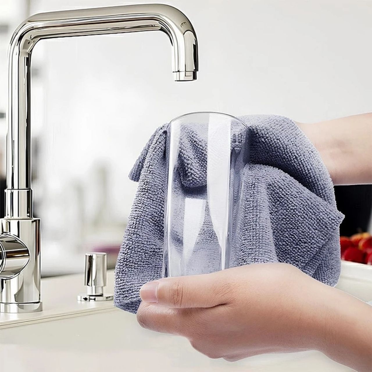 Microfiber Cleaning Cloths on a Roll (30 Pieces), KitchRoll - Image 4