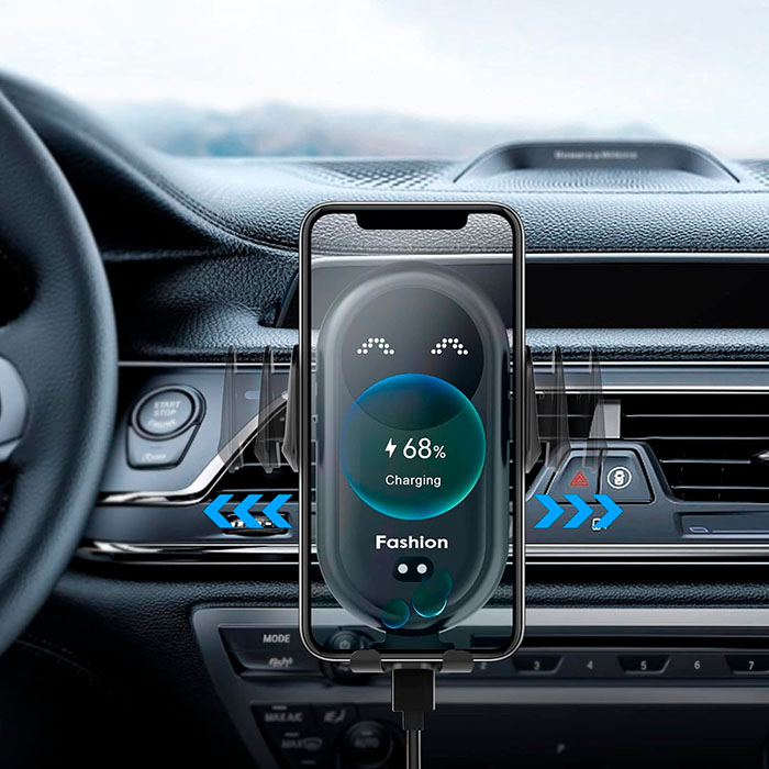 Simply insert the phone holder between the ventilation grilles!
