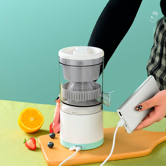 Thanks to its special design, the juicer squeezes the maximum amount of juice and preserves most of the nutrients, flavours and aromas!