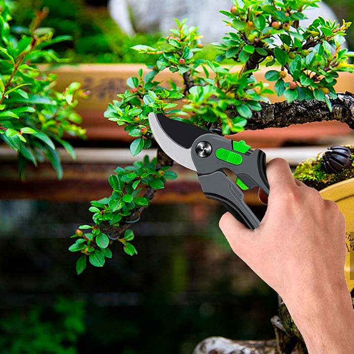 Very comfortable ergonomic handle for easy cutting and trimming.