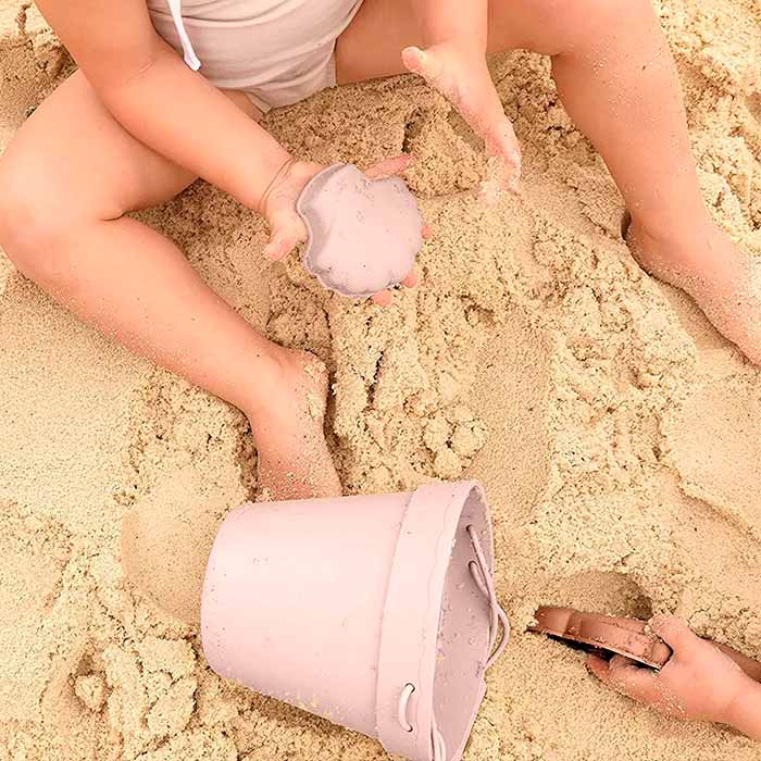 The toy set is suitable for play in the sandpit, at the beach, in the pool, etc.