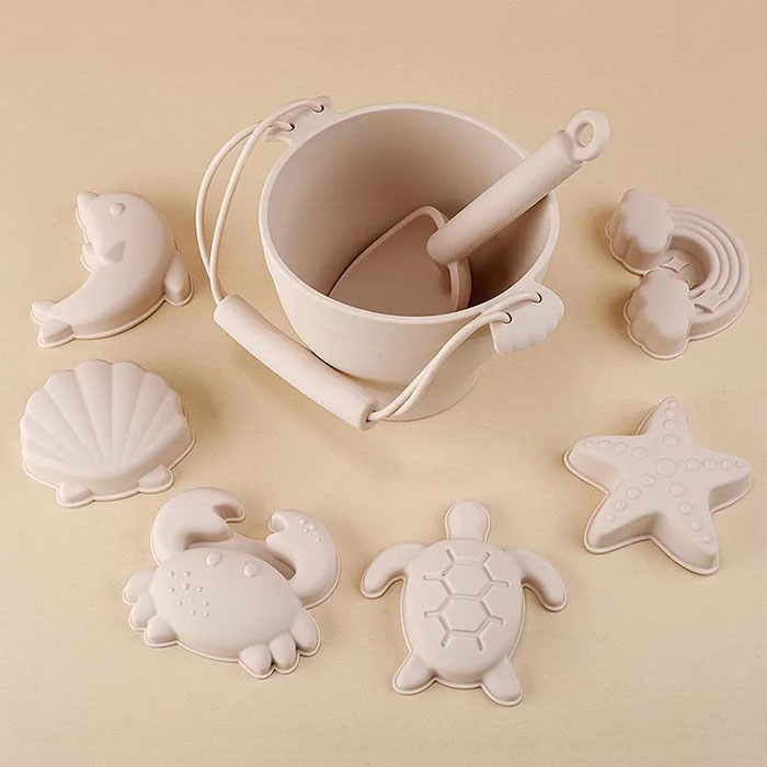 The 8-piece set includes a bucket, a spatula and different shaped moulds.