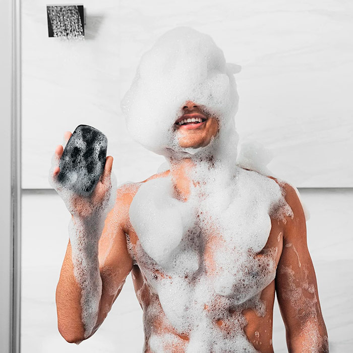 The silicone brush is ideal for everyday use!