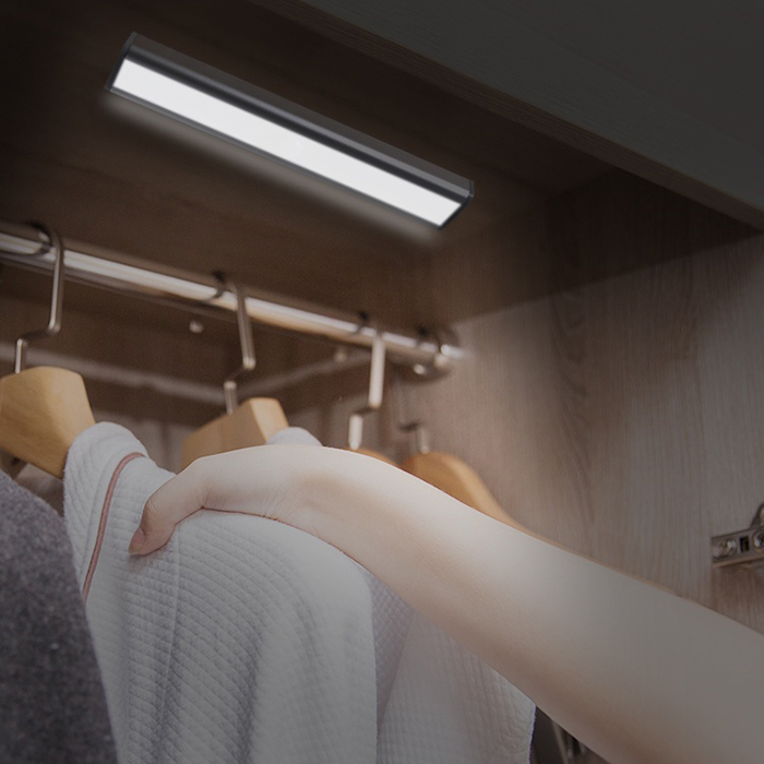 MOVABLE LED LIGHT WITH SENSOR