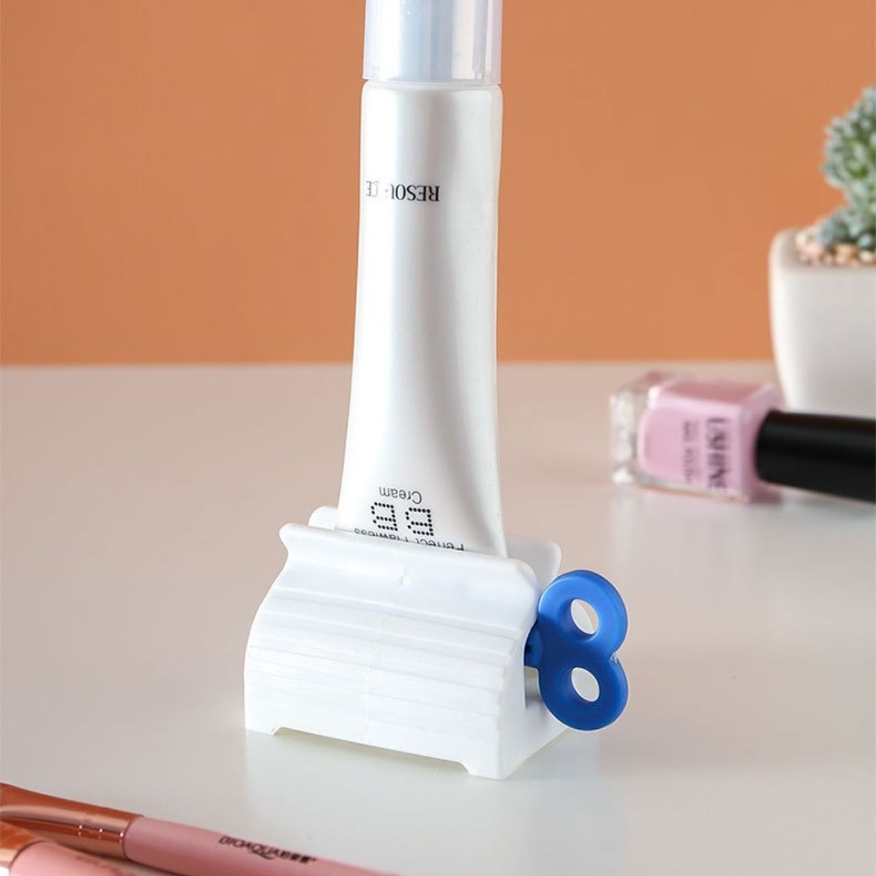 Helps dispense and squeeze toothpaste