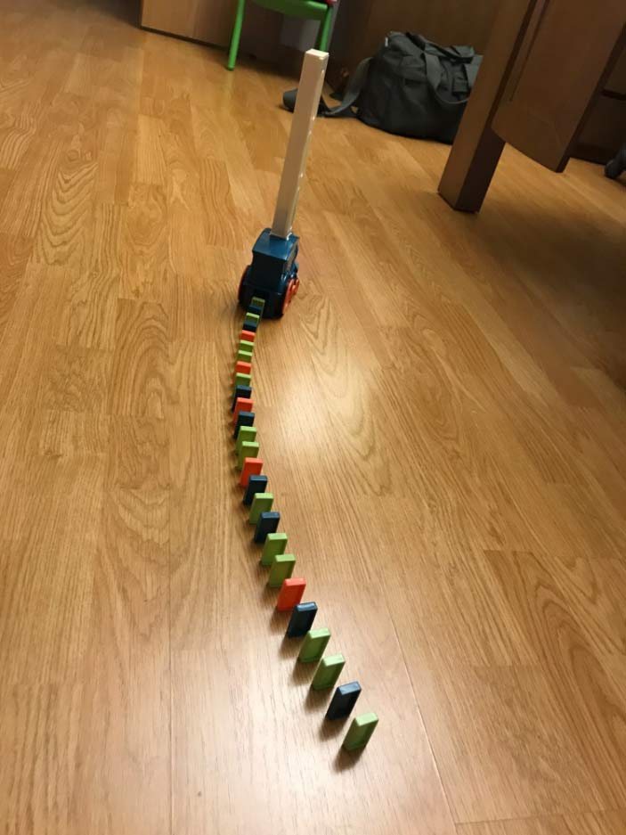 TrainDomino, the train that stacks dominoes